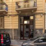 Superiamo l�ingresso di una palazzina del 1923...